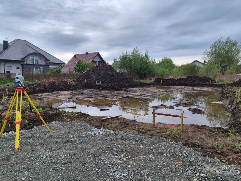 Dom jednorodzinny – Wisznia Mala, tyczenie fundamentow